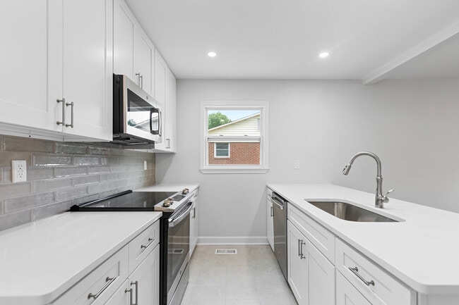 Building Photo - 4307 Colebrook Rd