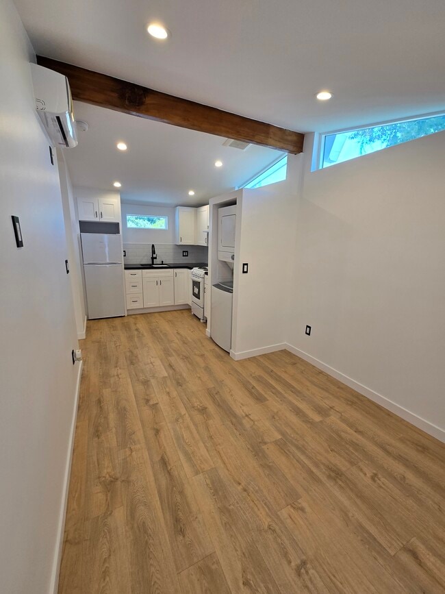 Building Photo - 15657 Simonds St