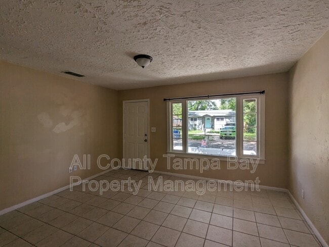 Building Photo - 208 W Kirby St