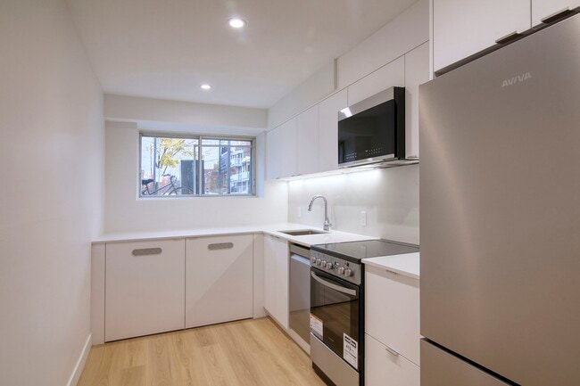 Building Photo - 760 Av. Galt