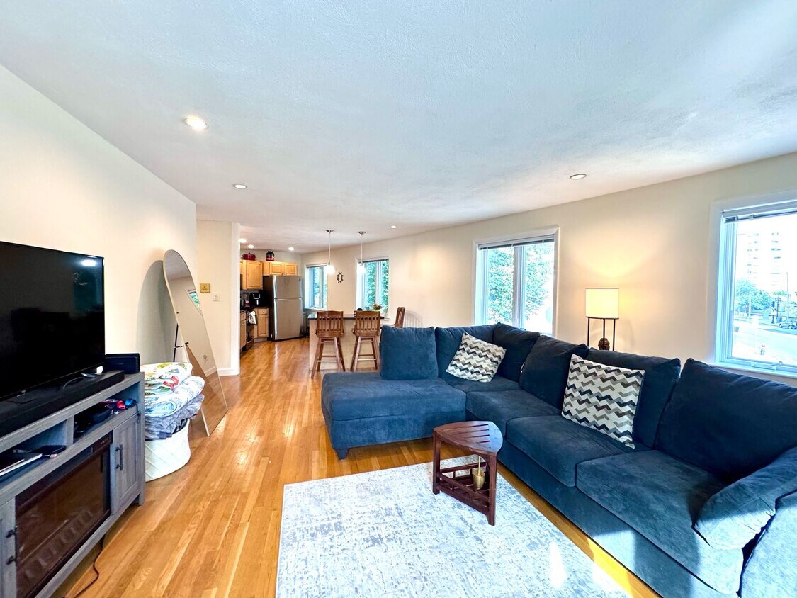 Foto principal - 800 SQ FT ONE BEDROOM 4 BLOCKS FROM BOSTON...