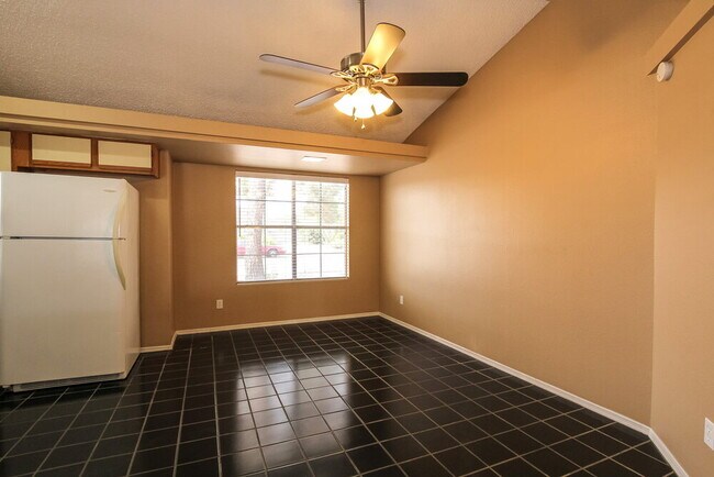 Building Photo - 8003 W Larkspur Dr