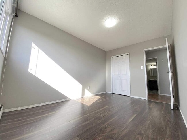Building Photo - Lynden Court Apartments