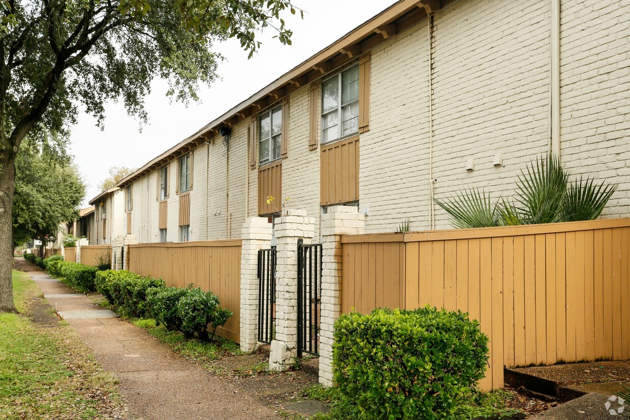 Wood Glen Apartments - Broadway Casa