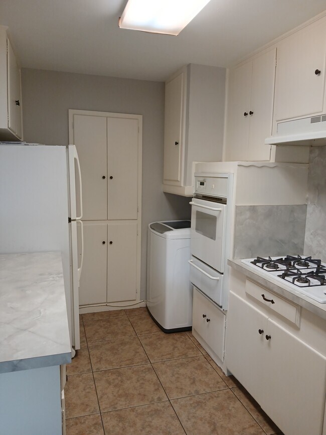 Building Photo - 401 La Salle Dr