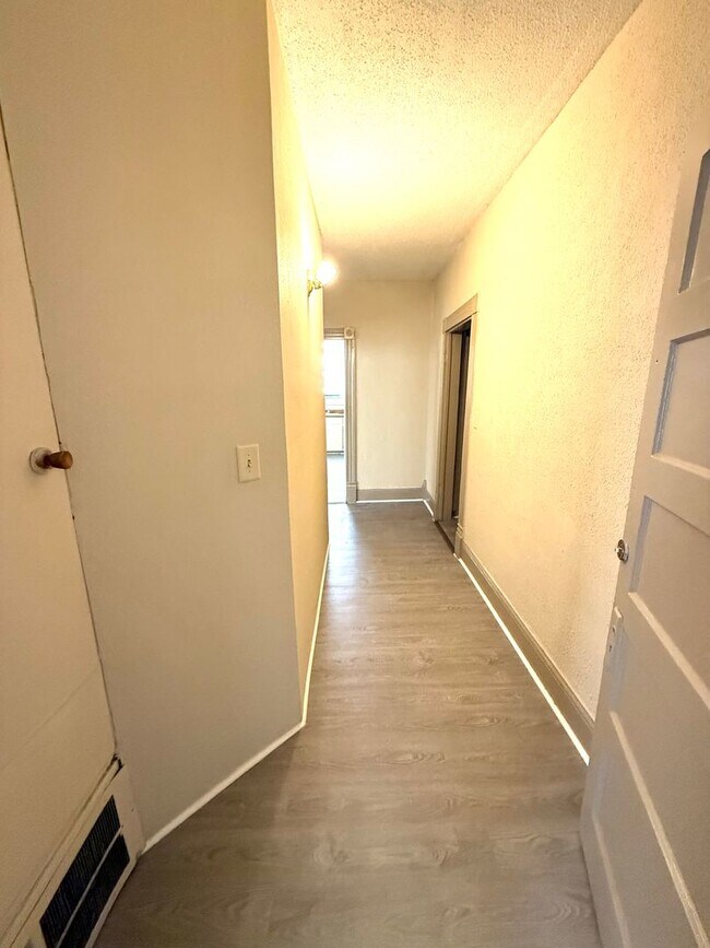 Foto del edificio - **1 Bed 1 Bath Duplex Rent Ready** Call our self-showing number to schedule a tour 334-366-9198 (...