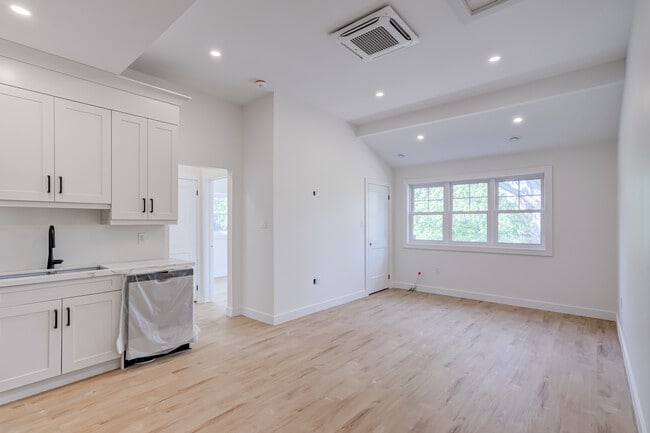 Building Photo - 153 Mary St