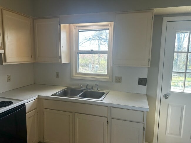 Building Photo - 3710 Benttree Dr