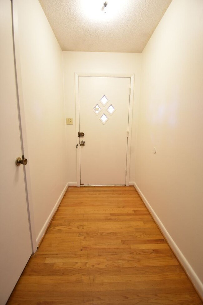 Foto del edificio - 3 BEDROOM 2 BATHROOM - NO PETS