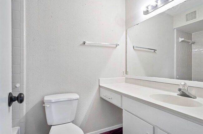 Foto del edificio - West Airport, Unit 902