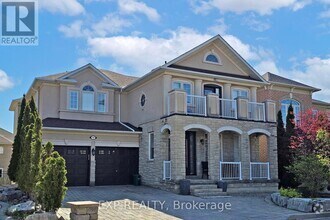 Building Photo - 106 Royview Crescent