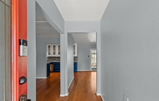 Building Photo - Great 3 Bedroom close to the Beach!