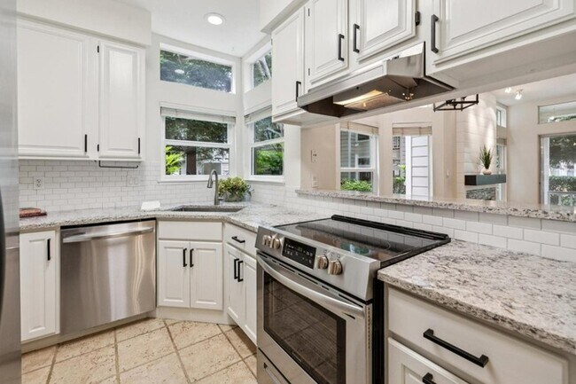 Foto del edificio - Charming 2BR / 2BA Condo with Patio & Garage in Half Moon Bay