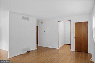 Building Photo - 414 Lees Ave