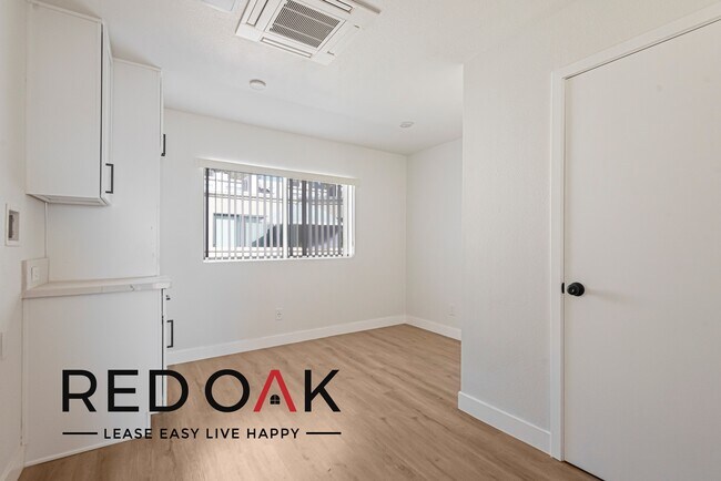 Foto del edificio - Private Suite in a Co-Living Space with To...