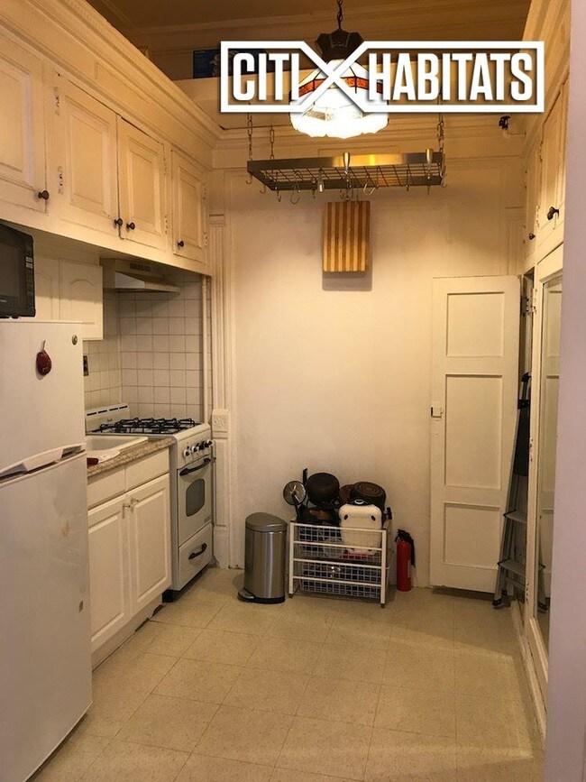 Building Photo - 18 W 71st St