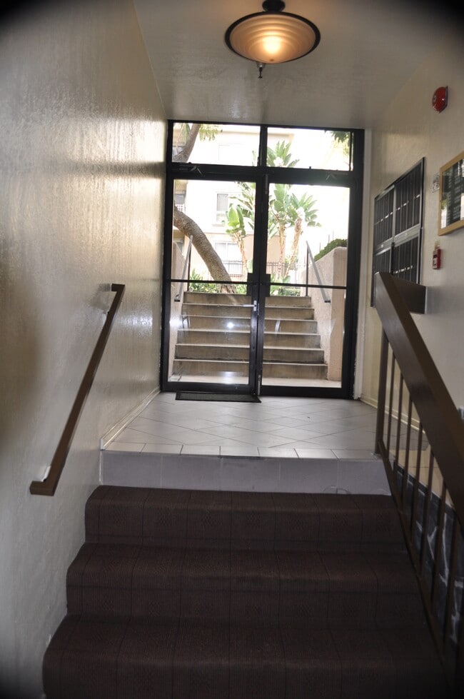 Lobby - 132 S Clark Dr
