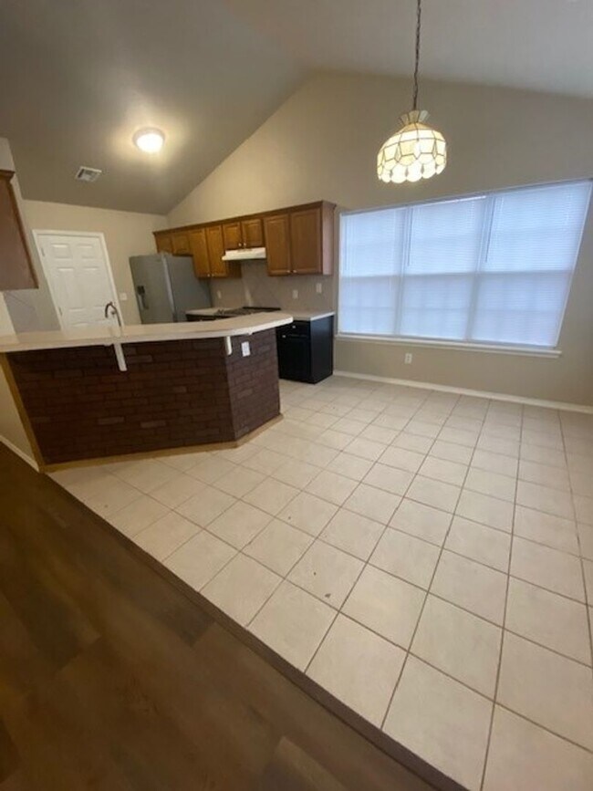 Building Photo - One story 3 bed 2 bath 2 car garage in Cla...