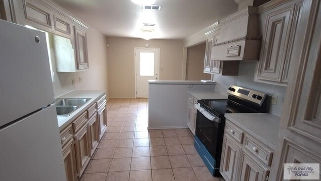 Building Photo - 4860 Larkspur Dr