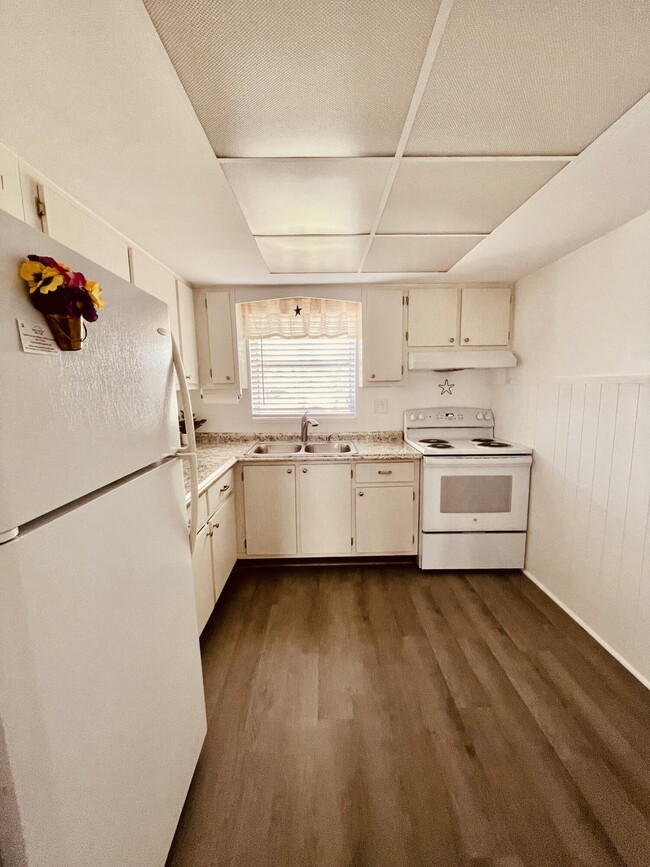 Building Photo - 2715 W Dudley Dr