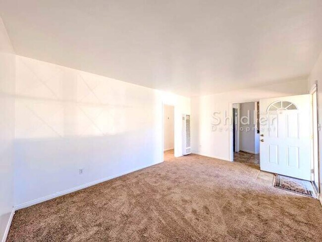 Foto del edificio - 3 Bedrooms, Big Back Yard, and Right Across from an Elementary School in North San Bernardino