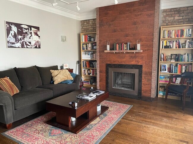 Foto del edificio - 3741 N Pine Grove Ave