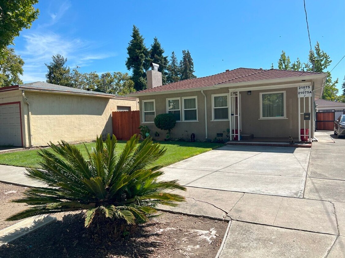 Foto principal - Beautiful 4bd/2ba in desireable neighborho...