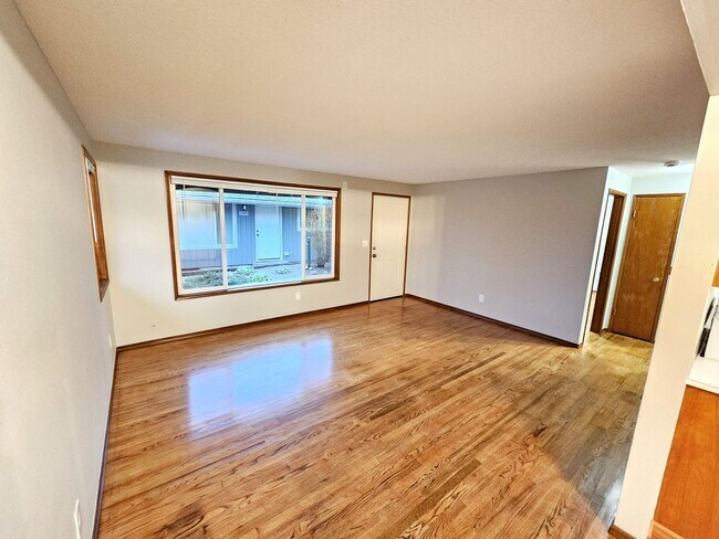 Foto del edificio - Renovated 2 Bedroom, 1 Bath Apt in Inner M...