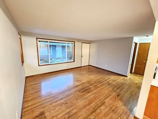 Building Photo - Renovated 2 Bedroom, 1 Bath Apt in Inner M...