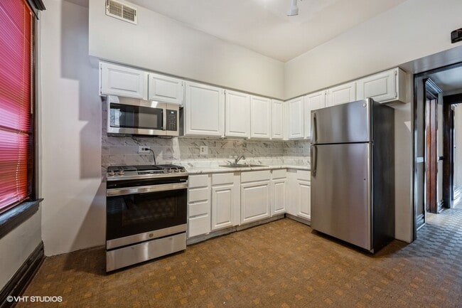 Building Photo - 1440 W Diversey Pkwy