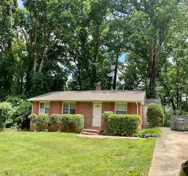 Brick Ranch in Yorkmount Area near Tyvola - Brick Ranch in Yorkmount Area near Tyvola House