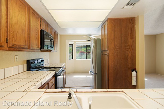 Building Photo - 7982 Mission Vista Dr