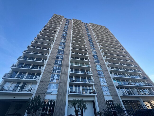 Foto del edificio - Luxury 2 Bedroom Condo Available at Regency House in Central Phoenix!