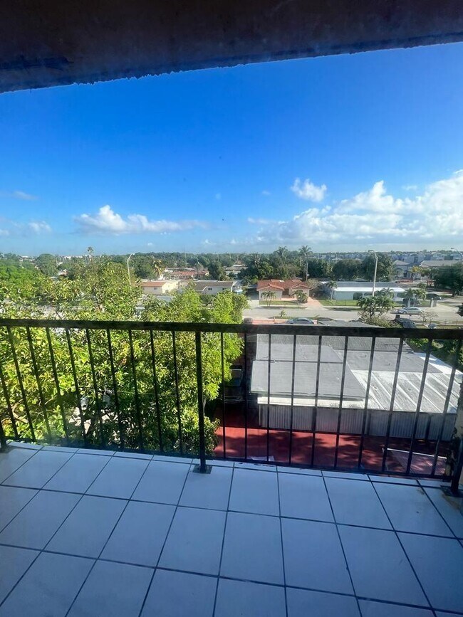 Building Photo - 6950 W 6th Ave