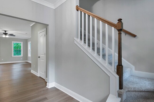 Building Photo - 835 Blue Bird Dr