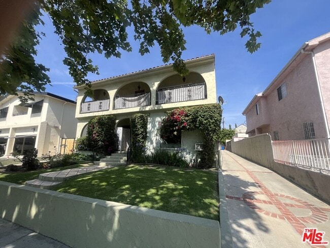 Building Photo - 606 N Sycamore Ave