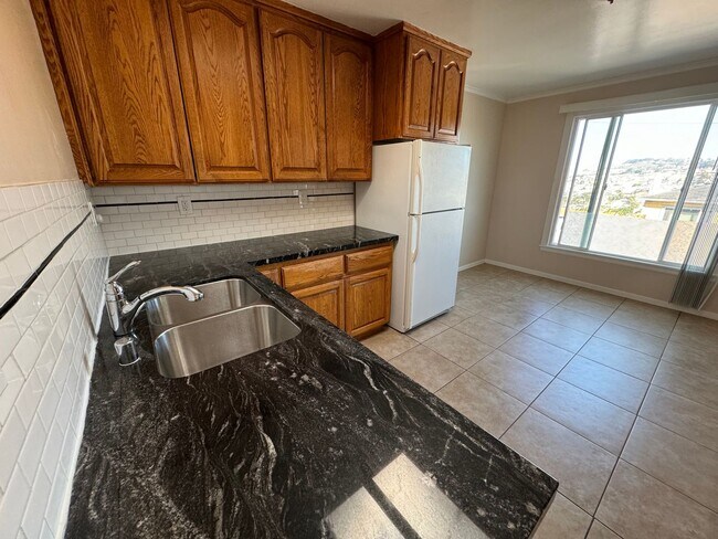 Foto del edificio - SPACIOUS 3 BEDROOM w/ Bonus Room!! Views, ...
