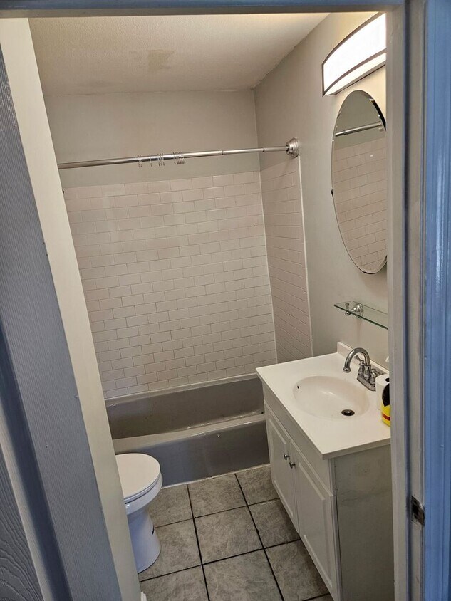 Foto principal - Beautiful two-story, four-bedroom unit!