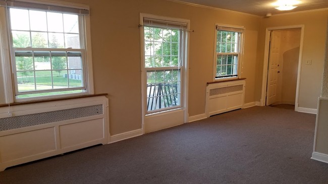 Living/ Dining Area - 313 7th St