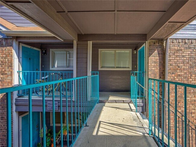 Building Photo - 1840 Burton Dr