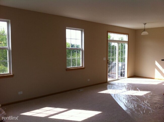 Building Photo - 3 br, 1.5 bath Townhome - 698 Arbor Cir