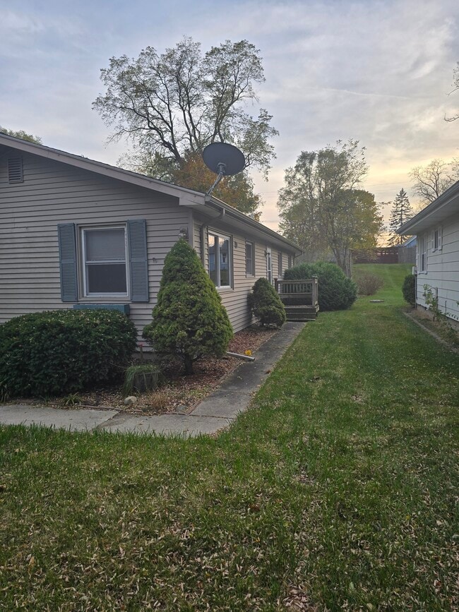 front - 8570 Country Club Dr