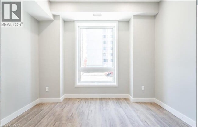 Photo du bâtiment - 102 Wellington St N