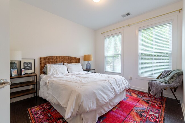 Building Photo - 3 bedroom/3.5 bathroom Beauty in the Heart...
