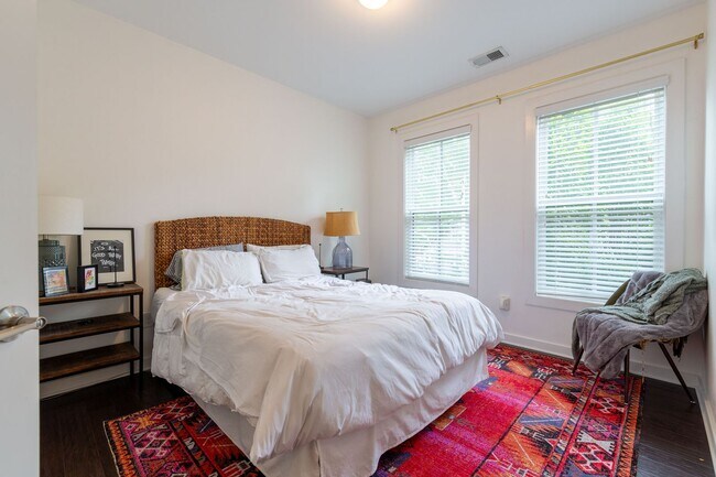 Foto del edificio - 3 bedroom/3.5 bathroom Beauty in the Heart...