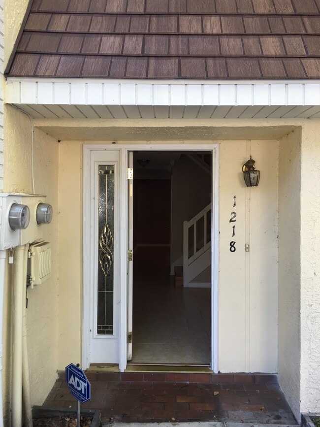 Building Photo - 1218 Abbey Crescent Ln