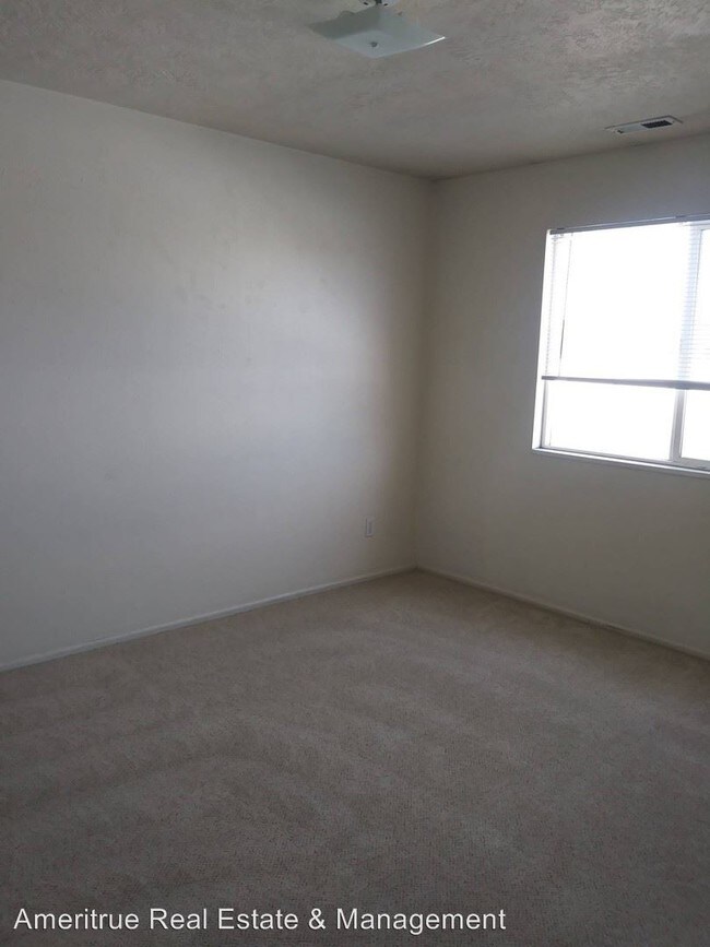 Building Photo - 25 E 600 N