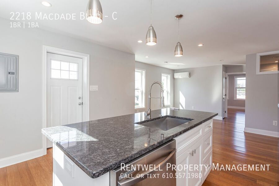 Primary Photo - UPDATED 1 bedroom 1 bathroom apartment wit...