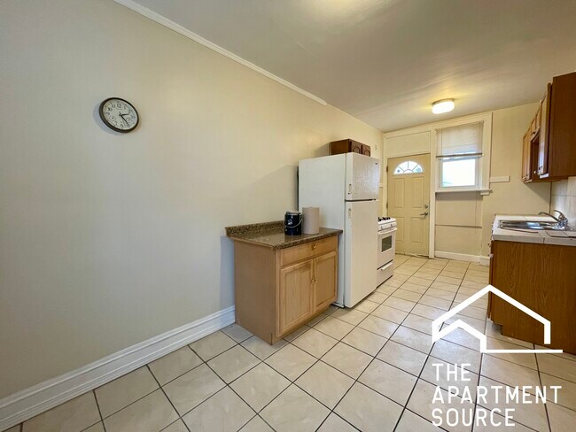 Foto del edificio - 2402 N Leclaire Ave