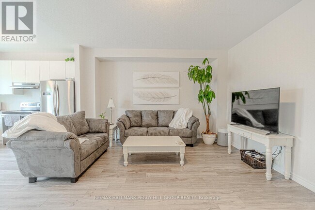 Building Photo - 1174 Peelar Cres